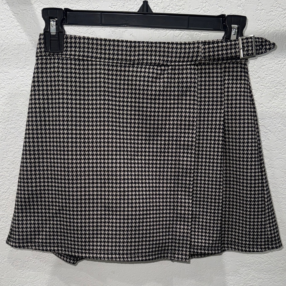 Abercrombie Kids Black and White Skort